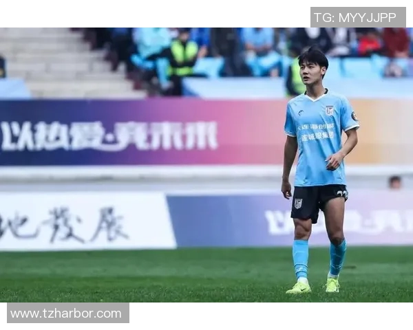 我心中的足球英雄他用激情与努力书写传奇人生